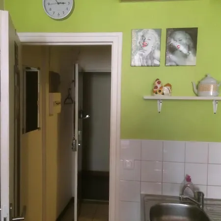 Lägenhet Pigalle Montmartre - Studio La Goulue - 25M2 - 2 Minutes De La Station Metro Pigalle - 2 Lits Simples Type Gigogne Pour 2 Personnes - Quartier Hypertouristique - Cabaret Moulin Rouge A 200 M, Cafe Aux Noctambules ,Cabaret Chez Michou-Restaurants-Saun Paris