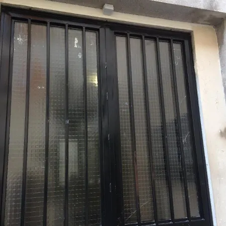 Lägenhet Pigalle Montmartre - Studio La Goulue - 25M2 - 2 Minutes De La Station Metro Pigalle - 2 Lits Simples Type Gigogne Pour 2 Personnes - Quartier Hypertouristique - Cabaret Moulin Rouge A 200 M, Cafe Aux Noctambules ,Cabaret Chez Michou-Restaurants-Saun Paris