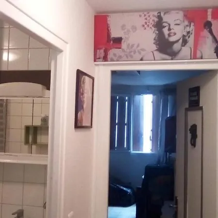 Apartman Pigalle Montmartre - 2 Minutes De La Station Metro Pigalle - De 25 M2 - 2 Lits Simples Type Gigogne Pour 2 Pers-zone Tres Touristique - Cabaret Moulin Rouge A 200 M,cafe Aux Noctambules,cabaret Chez Michou Restaurant Bouillon Pigalle,theatre D