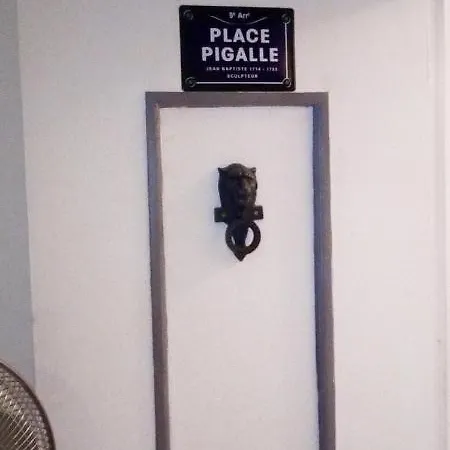 Pigalle Montmartre - 2 Minutes De La Station Metro Pigalle - De 25 M2 - 2 Lits Simples Type Gigogne Pour 2 Pers-zone Tres Touristique - Cabaret Moulin Rouge A 200 M,cafe Aux Noctambules,cabaret Chez Michou Restaurant Bouillon Pigalle,theatre D