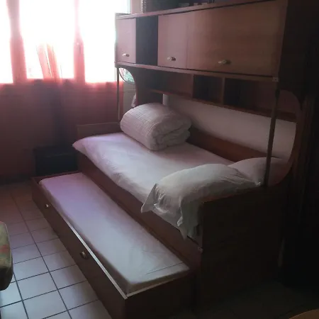 Pigalle Montmartre - 2 Minutes De La Station Metro Pigalle - De 25 M2 - 2 Lits Simples Type Gigogne Pour 2 Pers-zone Tres Touristique - Cabaret Moulin Rouge A 200 M,cafe Aux Noctambules,cabaret Chez Michou Restaurant Bouillon Pigalle,theatre D * Párizs