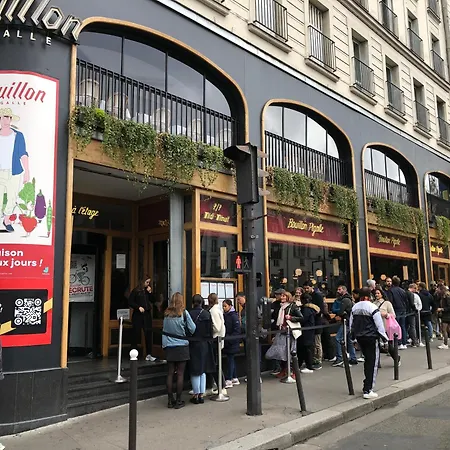 Métro Pigalle,garçonnière 25 M2, 3 Per, Cabarets Théâtres,restaurants,tout Confort Paris