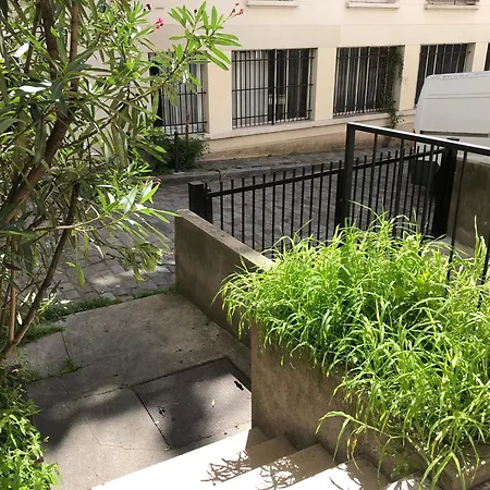 Pigalle Montmartre - 2 Minutes De La Station Metro Pigalle - De 25 M2 - 2 Lits Simples Type Gigogne Pour 2 Pers-zone Tres Touristique - Cabaret Moulin Rouge A 200 M,cafe Aux Noctambules,cabaret Chez Michou Restaurant Bouillon Pigalle,theatre D Apartman *