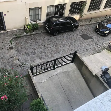 Lägenhet Pigalle Montmartre - Studio La Goulue - 25M2 - 2 Minutes De La Station Metro Pigalle - 2 Lits Simples Type Gigogne Pour 2 Personnes - Quartier Hypertouristique - Cabaret Moulin Rouge A 200 M, Cafe Aux Noctambules ,Cabaret Chez Michou-Restaurants-Saun Paris