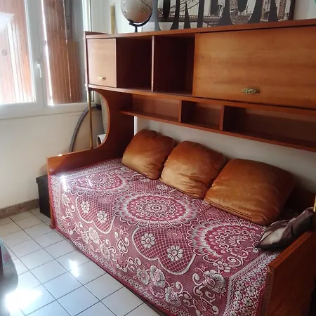 Pigalle Montmartre - 2 Minutes De La Station Metro Pigalle - De 25 M2 - 2 Lits Simples Type Gigogne Pour 2 Pers-zone Tres Touristique - Cabaret Moulin Rouge A 200 M,cafe Aux Noctambules,cabaret Chez Michou Restaurant Bouillon Pigalle,theatre D