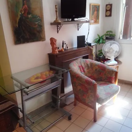 Pigalle Montmartre - 2 Minutes De La Station Metro Pigalle - De 25 M2 - 2 Lits Simples Type Gigogne Pour 2 Pers-zone Tres Touristique - Cabaret Moulin Rouge A 200 M,cafe Aux Noctambules,cabaret Chez Michou Restaurant Bouillon Pigalle,theatre D Apartman