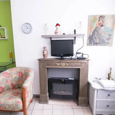 Lägenhet Pigalle Montmartre - Studio La Goulue - 25M2 - 2 Minutes De La Station Metro Pigalle - 2 Lits Simples Type Gigogne Pour 2 Personnes - Quartier Hypertouristique - Cabaret Moulin Rouge A 200 M, Cafe Aux Noctambules ,Cabaret Chez Michou-Restaurants-Saun *