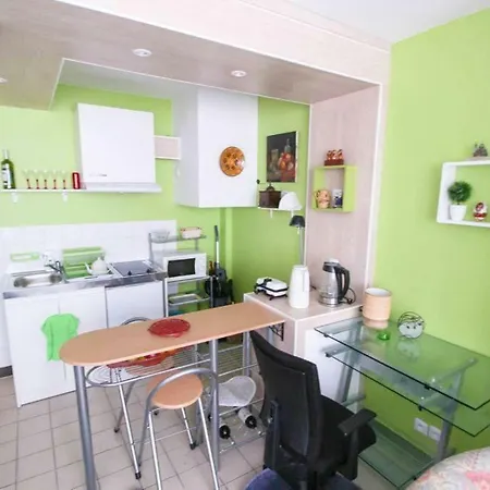 Pigalle Montmartre - 2 Minutes De La Station Metro Pigalle - De 25 M2 - 2 Lits Simples Type Gigogne Pour 2 Pers-zone Tres Touristique - Cabaret Moulin Rouge A 200 M,cafe Aux Noctambules,cabaret Chez Michou Restaurant Bouillon Pigalle,theatre D Apartman