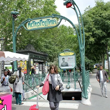 Pigalle Montmartre - 2 Minutes De La Station Metro Pigalle - De 25 M2 - 2 Lits Simples Type Gigogne Pour 2 Pers-zone Tres Touristique - Cabaret Moulin Rouge A 200 M,cafe Aux Noctambules,cabaret Chez Michou Restaurant Bouillon Pigalle,theatre D Párizs